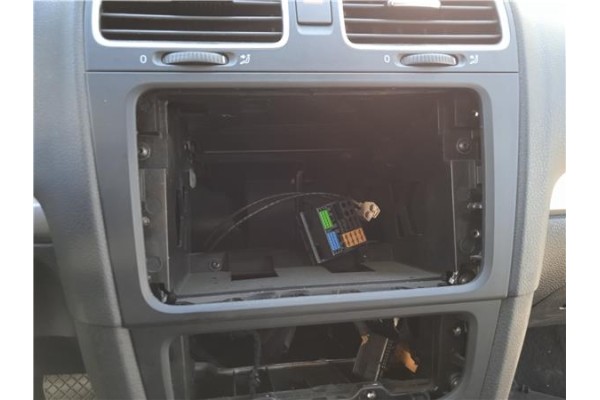 Recambio de consola para volkswagen golf vi (5k1) 1.6 advance referencia OEM IAM 5K0858061F1QB 5K0858069P1QB 