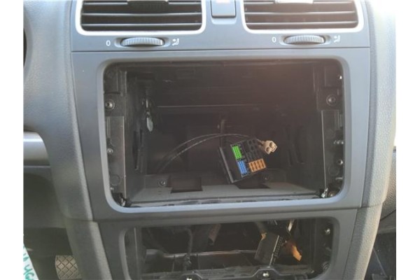 Recambio de consola para volkswagen golf vi (5k1) 1.6 advance referencia OEM IAM 5K0858061F1QB 5K0858069P1QB 