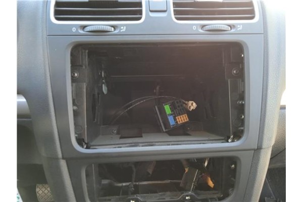 Recambio de consola para volkswagen golf vi (5k1) 1.6 advance referencia OEM IAM 5K0858061F1QB 5K0858069P1QB 