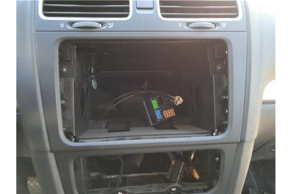 Recambio de consola para volkswagen golf vi (5k1) 1.6 advance referencia OEM IAM 5K0858061F1QB 5K0858069P1QB 