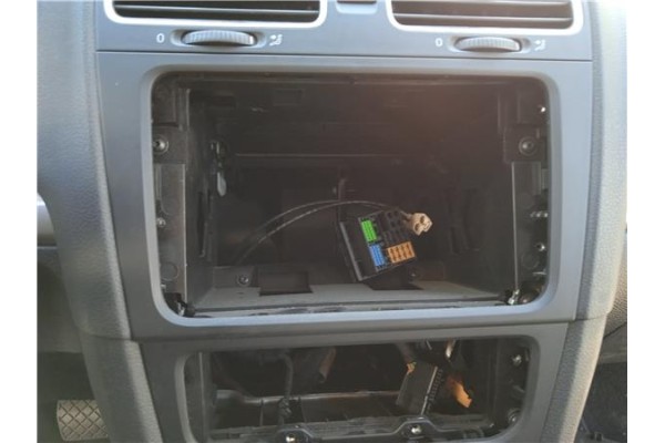 Recambio de consola para volkswagen golf vi (5k1) 1.6 advance referencia OEM IAM 5K0858061F1QB 5K0858069P1QB 
