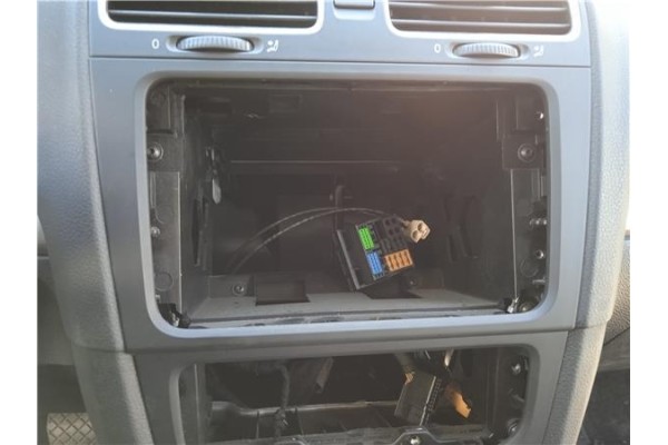 Recambio de consola para volkswagen golf vi (5k1) 1.6 advance referencia OEM IAM 5K0858061F1QB 5K0858069P1QB 