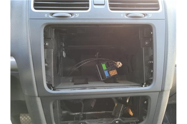 Recambio de consola para volkswagen golf vi (5k1) 1.6 advance referencia OEM IAM 5K0858061F1QB 5K0858069P1QB 