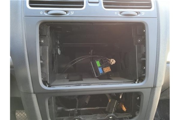Recambio de consola para volkswagen golf vi (5k1) 1.6 advance referencia OEM IAM 5K0858061F1QB 5K0858069P1QB 