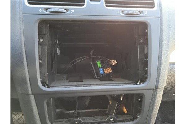 Recambio de consola para volkswagen golf vi (5k1) 1.6 advance referencia OEM IAM 5K0858061F1QB 5K0858069P1QB 