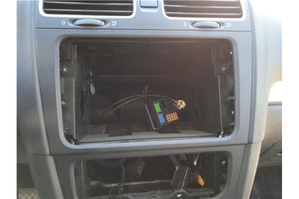 Recambio de consola para volkswagen golf vi (5k1) 1.6 advance referencia OEM IAM 5K0858061F1QB 5K0858069P1QB 
