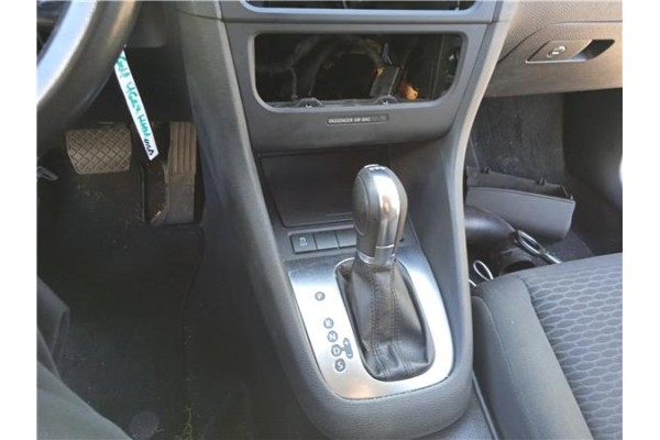 Recambio de consola para volkswagen golf vi (5k1) 1.6 advance referencia OEM IAM 5K0863680B81X 5K0863243C82V 