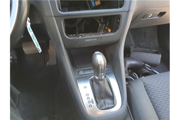 Recambio de consola para volkswagen golf vi (5k1) 1.6 advance referencia OEM IAM 5K0863680B81X 5K0863243C82V 