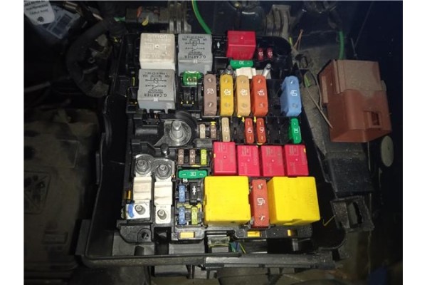 Recambio de caja fusibles/rele para peugeot 3008 1.5 gt line referencia OEM IAM 9801916680  