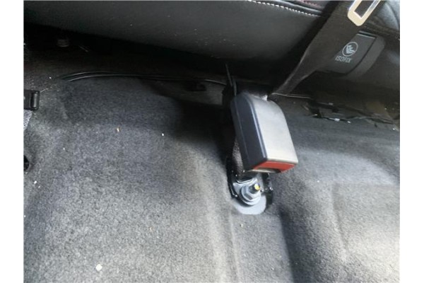 Recambio de anclaje cinturon trasero izquierdo para opel mokka 1.7 business referencia OEM IAM 42615070  