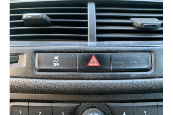 Recambio de interruptor luces emergencia para opel mokka 1.7 business referencia OEM IAM 95016183  