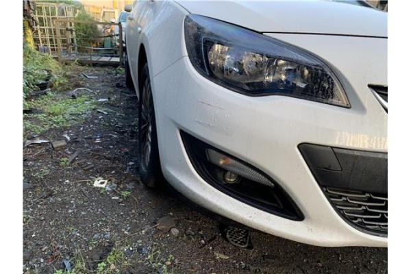 Recambio de paragolpes delantero para opel astra j berlina 5p 1.6 selective referencia OEM IAM 13264403 13348047 