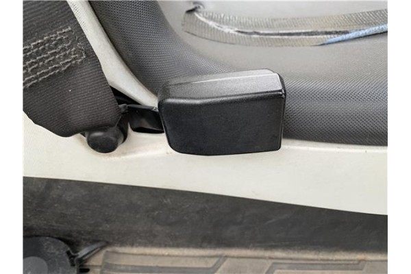 Recambio de anclaje cinturon delantero izquierdo para renault twizy eléctrico urban referencia OEM IAM 8200754526  