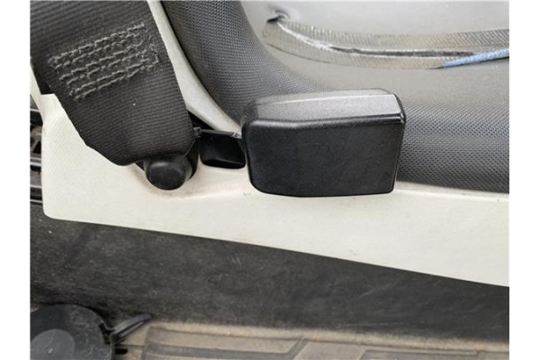 Recambio de anclaje cinturon delantero izquierdo para renault twizy eléctrico urban referencia OEM IAM 8200754526  