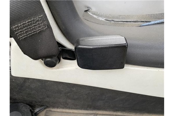 Recambio de anclaje cinturon delantero izquierdo para renault twizy eléctrico urban referencia OEM IAM 8200754526  