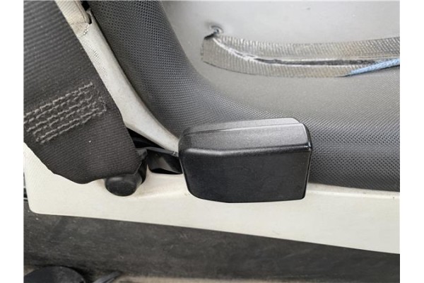 Recambio de anclaje cinturon delantero izquierdo para renault twizy eléctrico urban referencia OEM IAM 8200754526  