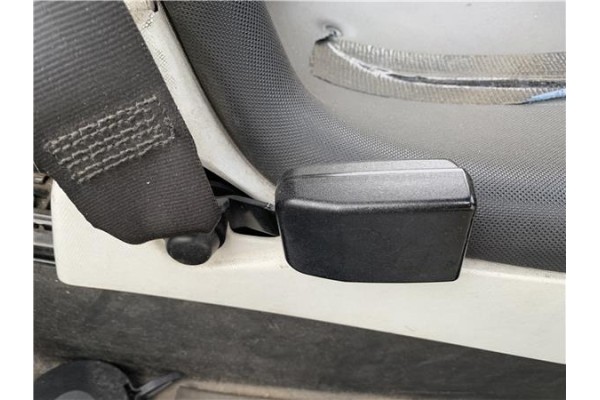 Recambio de anclaje cinturon delantero izquierdo para renault twizy eléctrico urban referencia OEM IAM 8200754526  