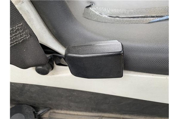 Recambio de anclaje cinturon delantero izquierdo para renault twizy eléctrico urban referencia OEM IAM 8200754526  