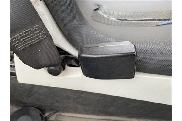 Recambio de anclaje cinturon delantero izquierdo para renault twizy eléctrico urban referencia OEM IAM 8200754526  