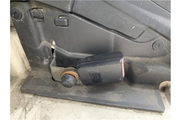 Recambio de anclaje cinturon trasero central para renault twizy eléctrico urban referencia OEM IAM 8200011828  