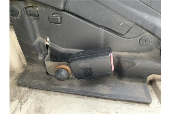 Recambio de anclaje cinturon trasero central para renault twizy eléctrico urban referencia OEM IAM 8200011828  