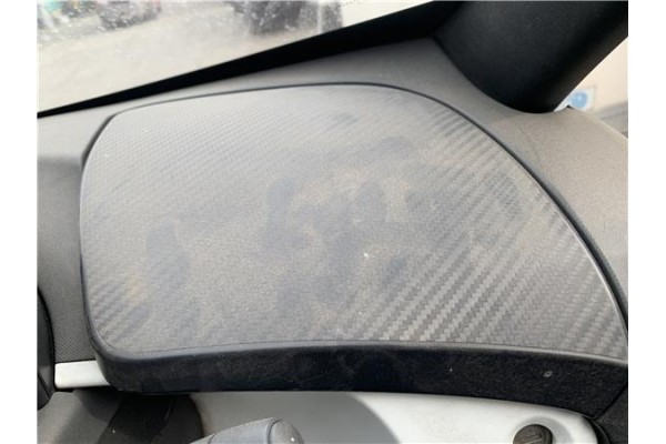 Recambio de tapa derecha salpicadero para renault twizy eléctrico urban referencia OEM IAM 685111941R  