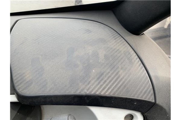 Recambio de tapa derecha salpicadero para renault twizy eléctrico urban referencia OEM IAM 685111941R  