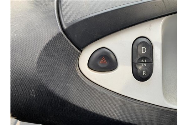 Recambio de interruptor luces emergencia para renault twizy eléctrico urban referencia OEM IAM 8200634256  