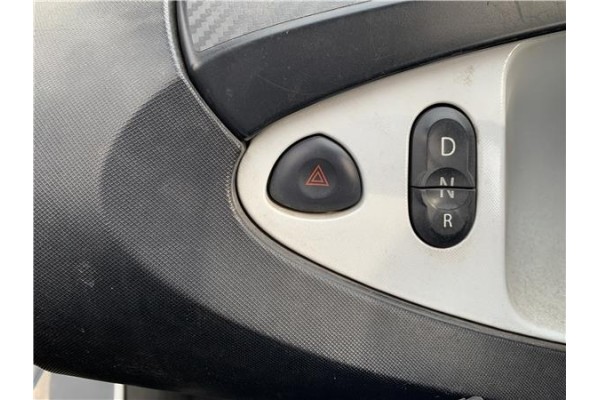 Recambio de interruptor luces emergencia para renault twizy eléctrico urban referencia OEM IAM 8200634256  