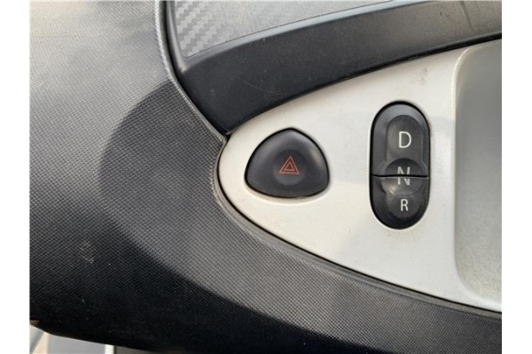Recambio de interruptor luces emergencia para renault twizy eléctrico urban referencia OEM IAM 8200634256  