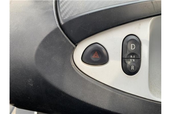 Recambio de interruptor luces emergencia para renault twizy eléctrico urban referencia OEM IAM 8200634256  