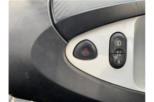 Recambio de interruptor luces emergencia para renault twizy eléctrico urban referencia OEM IAM 8200634256  