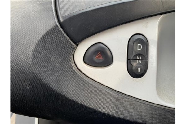 Recambio de interruptor luces emergencia para renault twizy eléctrico urban referencia OEM IAM 8200634256  
