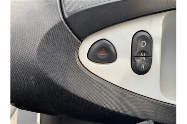 Recambio de interruptor luces emergencia para renault twizy eléctrico urban referencia OEM IAM 8200634256  