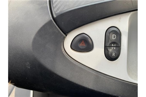 Recambio de interruptor luces emergencia para renault twizy eléctrico urban referencia OEM IAM 8200634256  