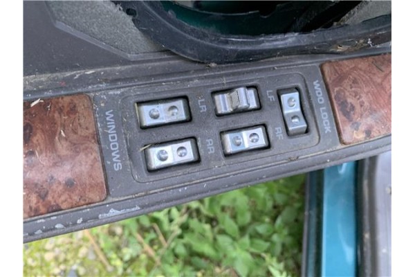 Recambio de mando elevalunas delantero izquierdo para chrysler saratoga 3.0 v6 referencia OEM IAM 4685010  