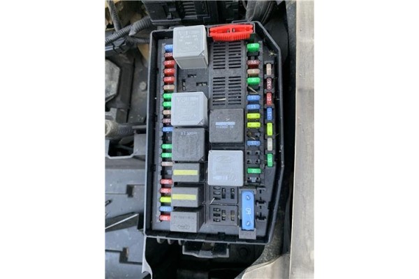 Recambio de caja fusibles/rele para jaguar x-type 2.0 d executive referencia OEM IAM C2S35967  
