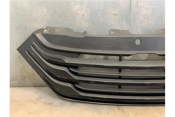 Recambio de rejilla capo para iveco daily chasis 2.3 referencia OEM IAM 5802799786KZ  