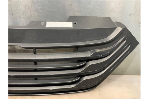 Recambio de rejilla capo para iveco daily chasis 2.3 referencia OEM IAM 5802799786KZ  