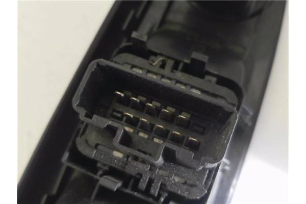 Recambio de mando elevalunas delantero izquierdo para renault clio ii fase ii (b/cb0) 1.5 authentique confort referencia OEM IAM