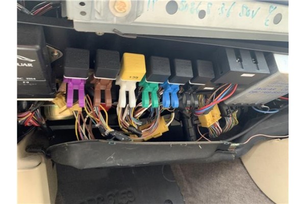 Recambio de caja fusibles/rele para jaguar xj6/12 3.6 xj6 referencia OEM IAM JLM1800  