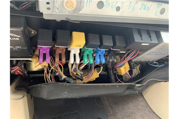 Recambio de caja fusibles/rele para jaguar xj6/12 3.6 xj6 referencia OEM IAM JLM1800  