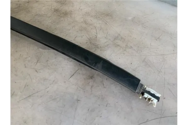 Recambio de moldura parabrisas izquierda para opel astra j berlina 5p 1.6 excellence referencia OEM IAM 498166255  