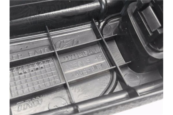 Recambio de embellecedor consola central para hyundai tucson (jm) 2.0 crdi referencia OEM IAM U0501948  