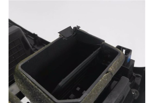 Recambio de embellecedor consola central para hyundai tucson (jm) 2.0 crdi referencia OEM IAM U0501948  