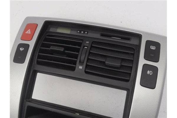 Recambio de embellecedor consola central para hyundai tucson (jm) 2.0 crdi referencia OEM IAM U0501948  