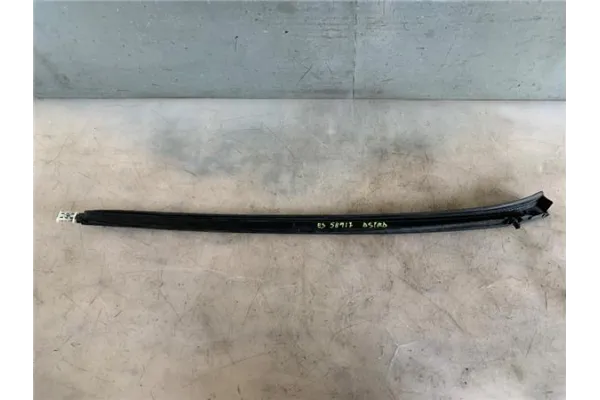 Recambio de moldura parabrisas izquierda para opel astra j berlina 5p 1.6 excellence referencia OEM IAM 498166255  