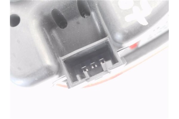 Recambio de piloto porton trasero izquierdo para bmw serie 3 berlina (e46) 1.9 316i referencia OEM IAM 8364923 230521L 