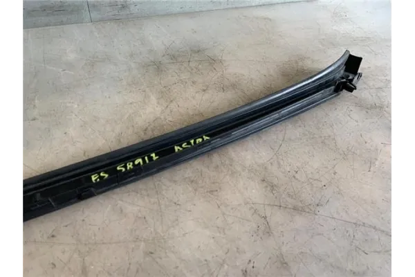 Recambio de moldura parabrisas izquierda para opel astra j berlina 5p 1.6 excellence referencia OEM IAM 498166255  