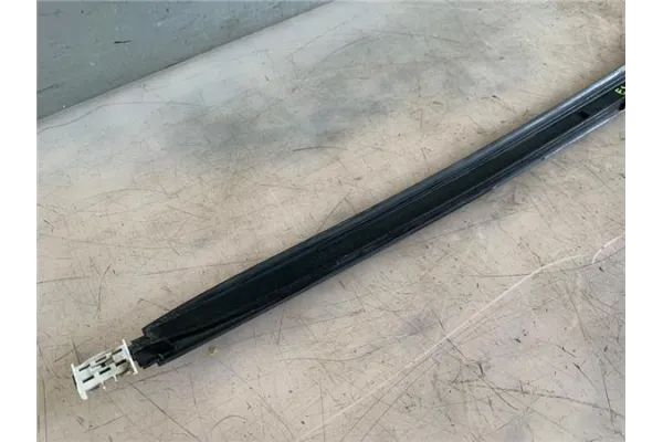 Recambio de moldura parabrisas izquierda para opel astra j berlina 5p 1.6 excellence referencia OEM IAM 498166255  